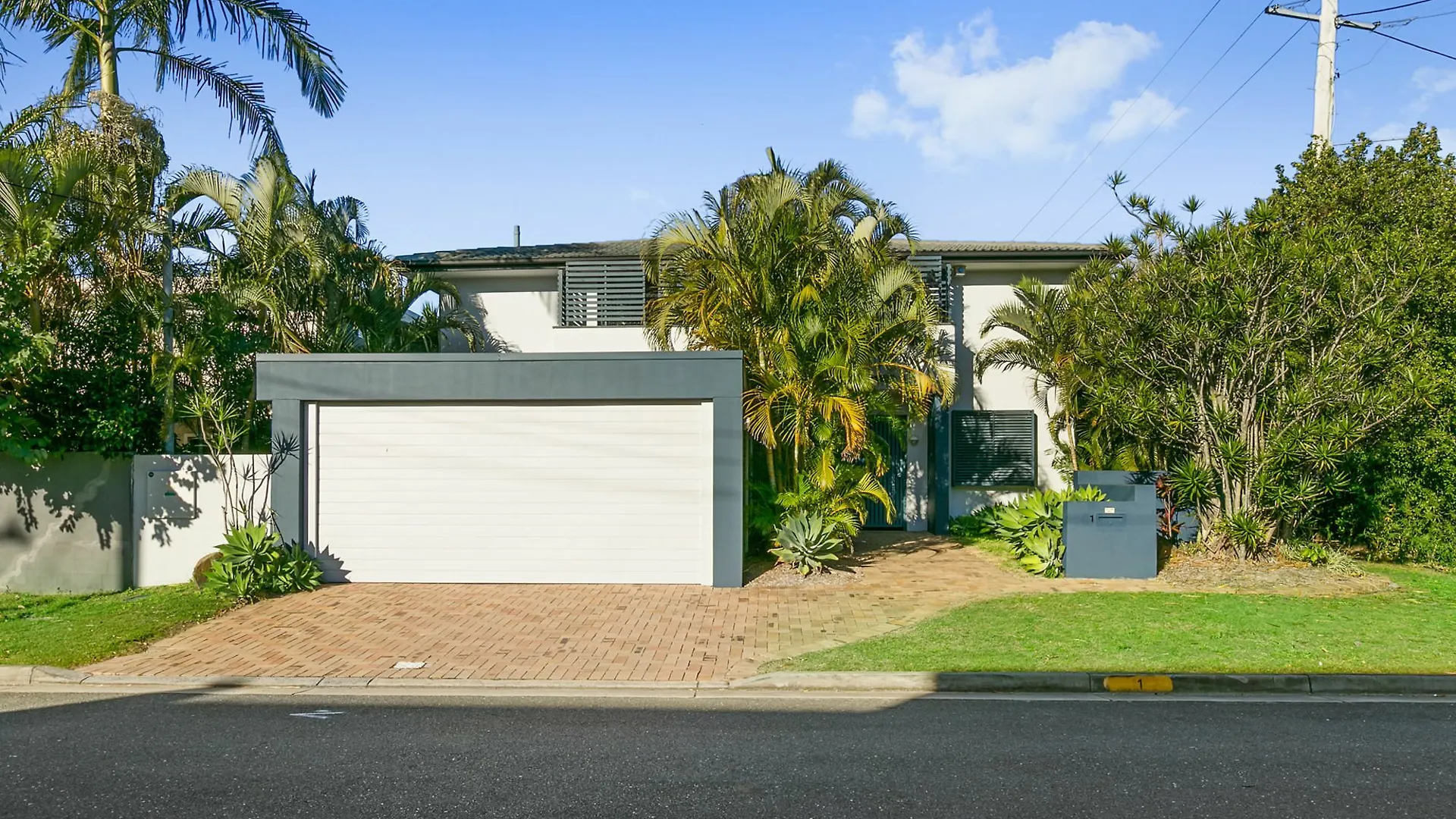 Broadbeach Waters House We Accommodate
